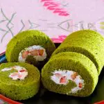 bizcocho matcha enrollado fresas nata