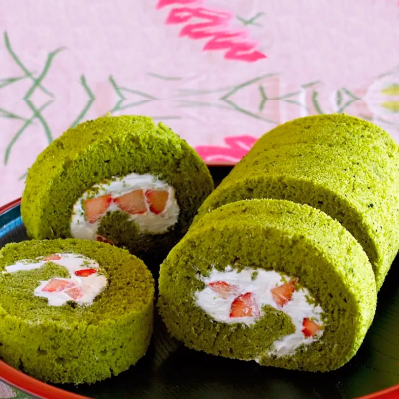 bizcocho matcha enrollado fresas nata